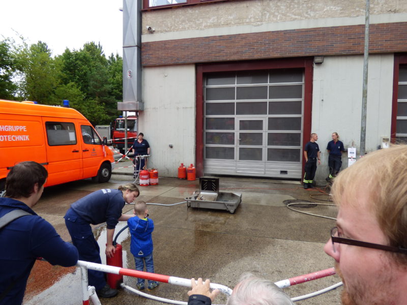 Kind lernt Feuer löschen